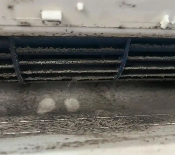 临江空调吹的风有股烧焦味是怎么回事